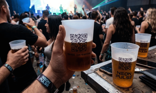 ¿Tiene sentido incluir un mapa, horarios o un QR en un vaso reutilizable personalizado?
